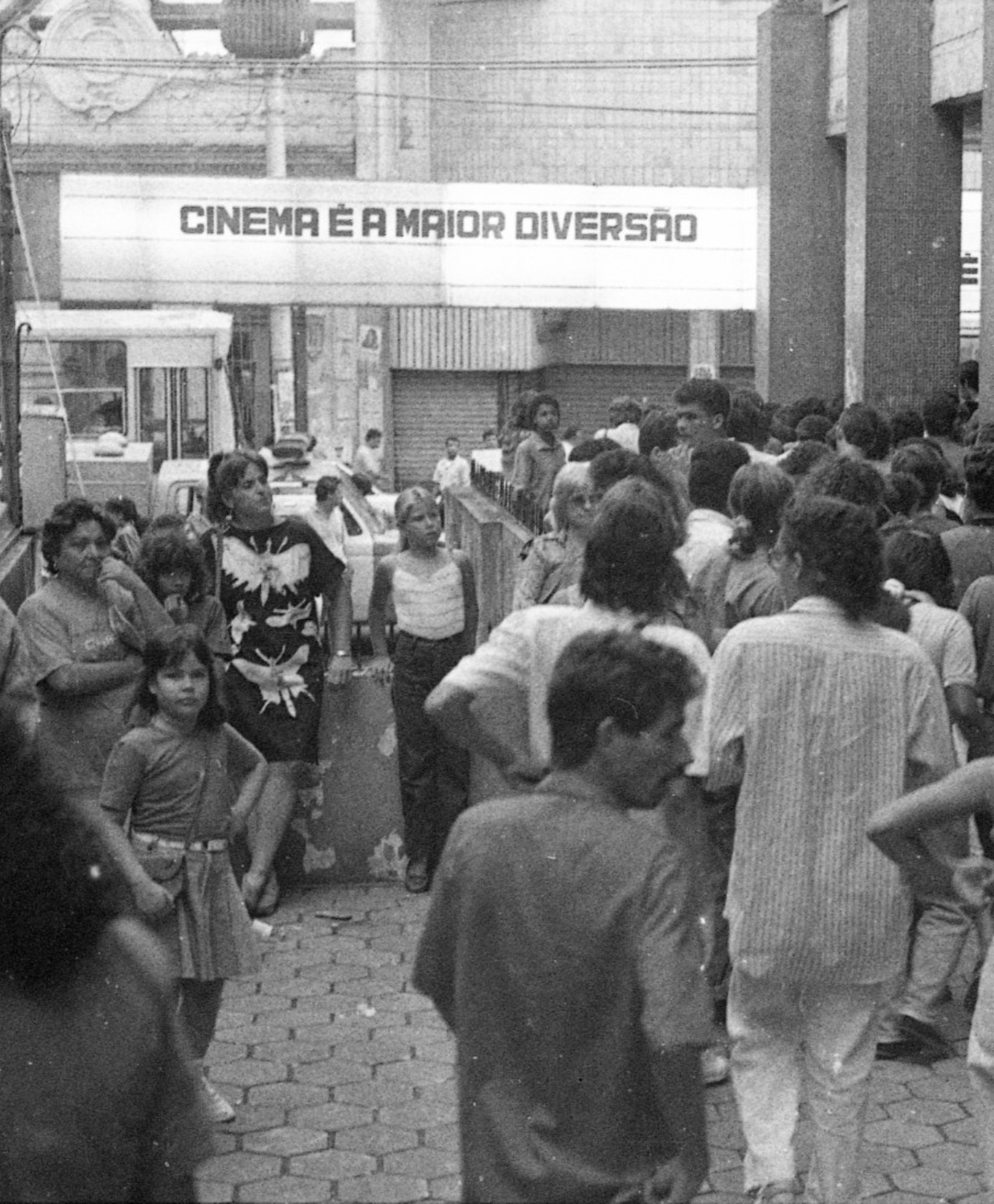 Conceito de lazer, diversão e juventude feliz entretida sorrindo